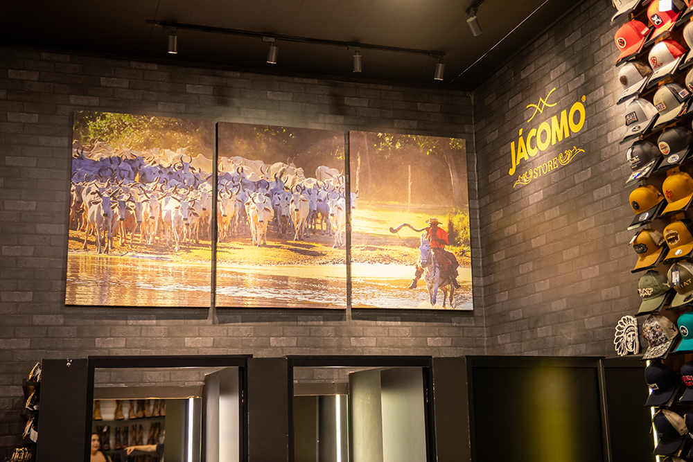 Interior da Jácomo Store com arte country