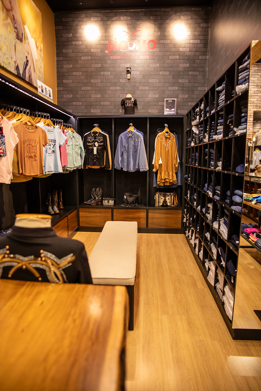 Seção de roupas da loja